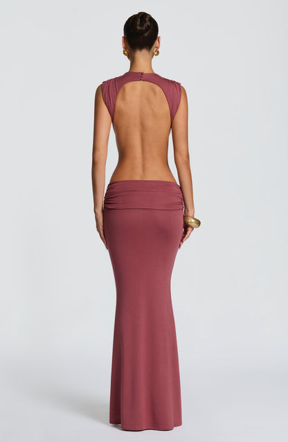 Vestido largo sin mangas morado con espalda descubierta y frunces en la cintura