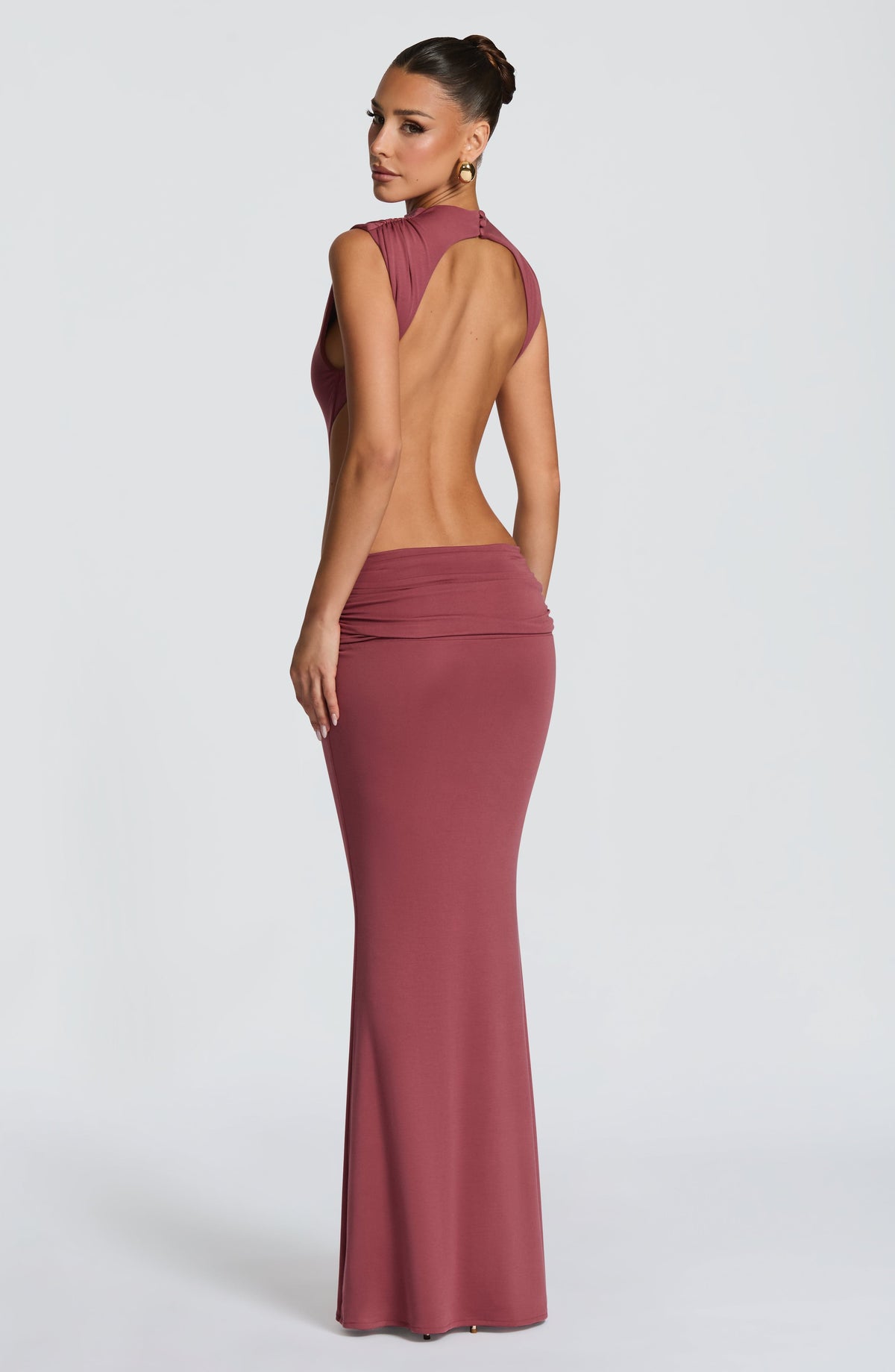 Vestido largo morado sin mangas con espalda descubierta y falda ajustada