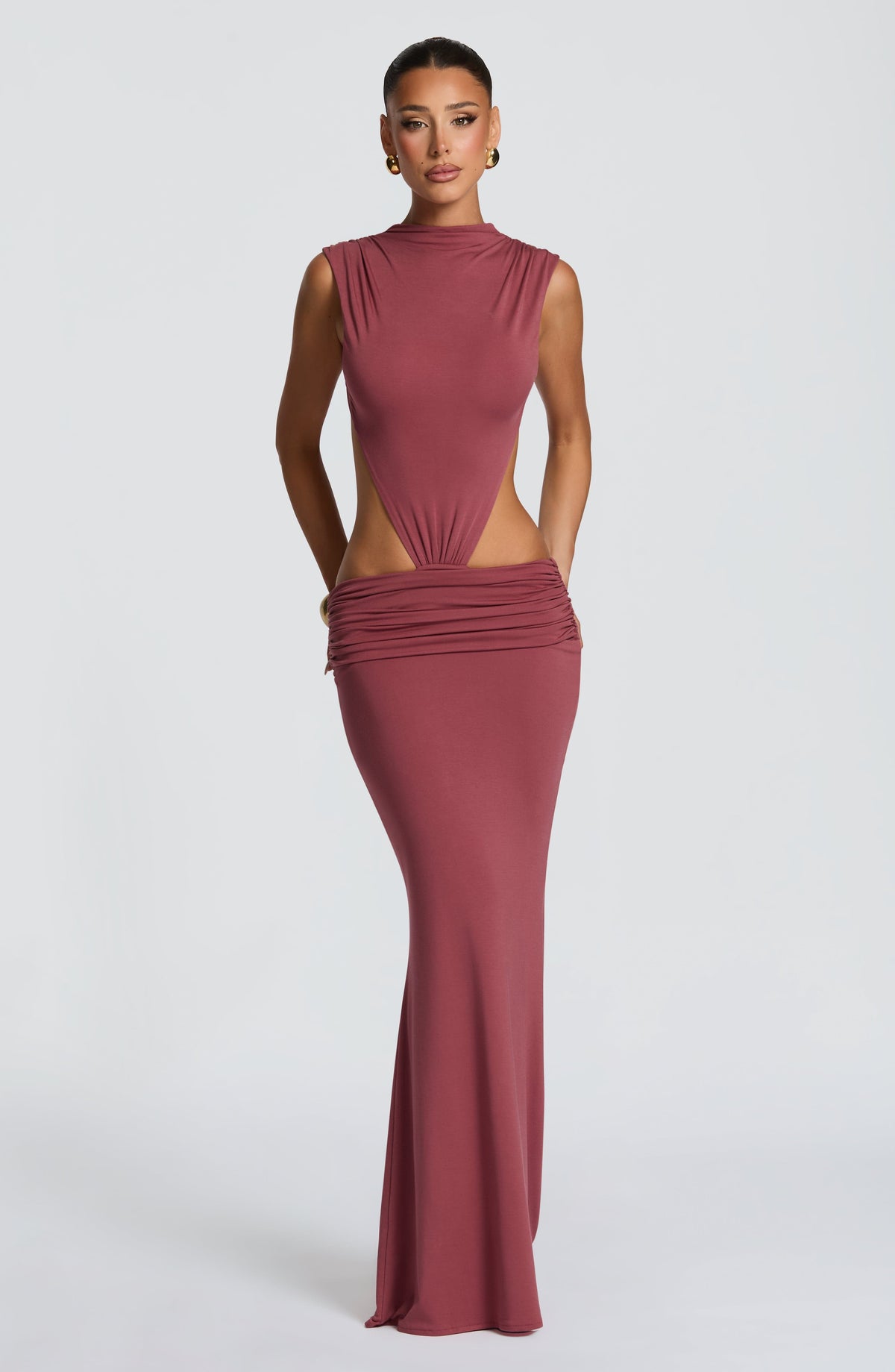 Vestido largo sin mangas morado con escote alto y frunces en la cintura