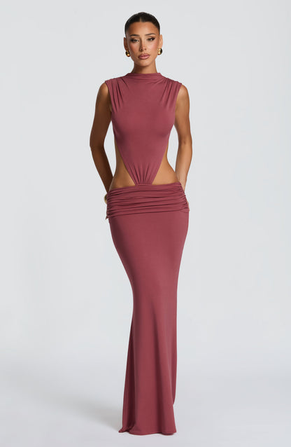 Vestido largo sin mangas morado con escote alto y frunces en la cintura