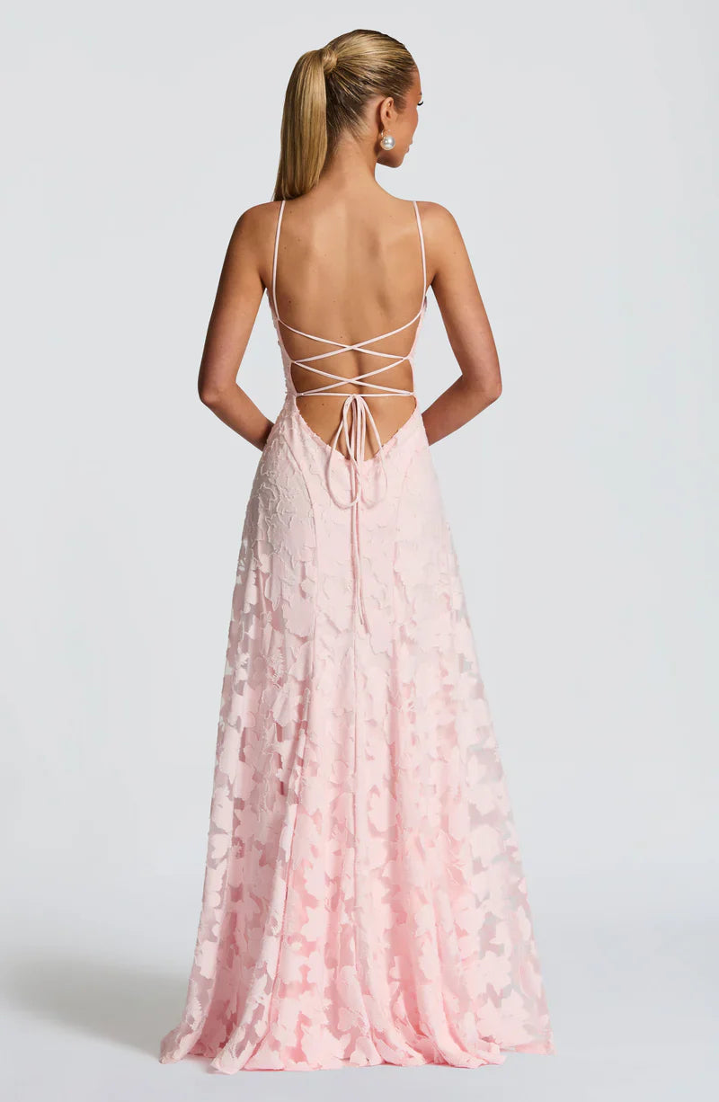 Vestido rosa palo largo con espalda descubierta y tirantes cruzados