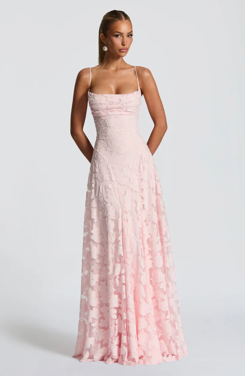 Vestido largo rosa palo de encaje con tirantes finos y falda amplia