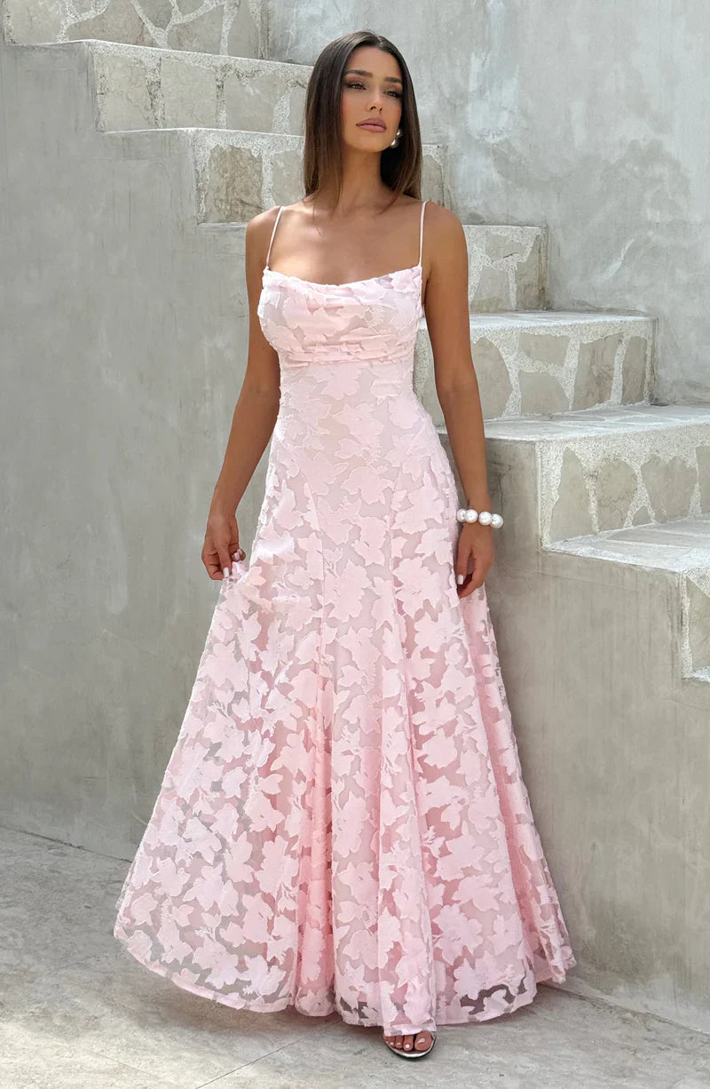 Vestido largo rosa palo de encaje con tirantes finos y falda acampanada