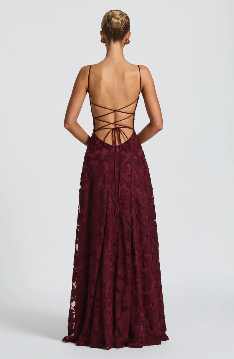 Vestido largo granate con espalda descubierta y cordones cruzados