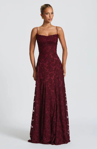 Vestido largo granate de encaje con tirantes finos y corsé ceñido