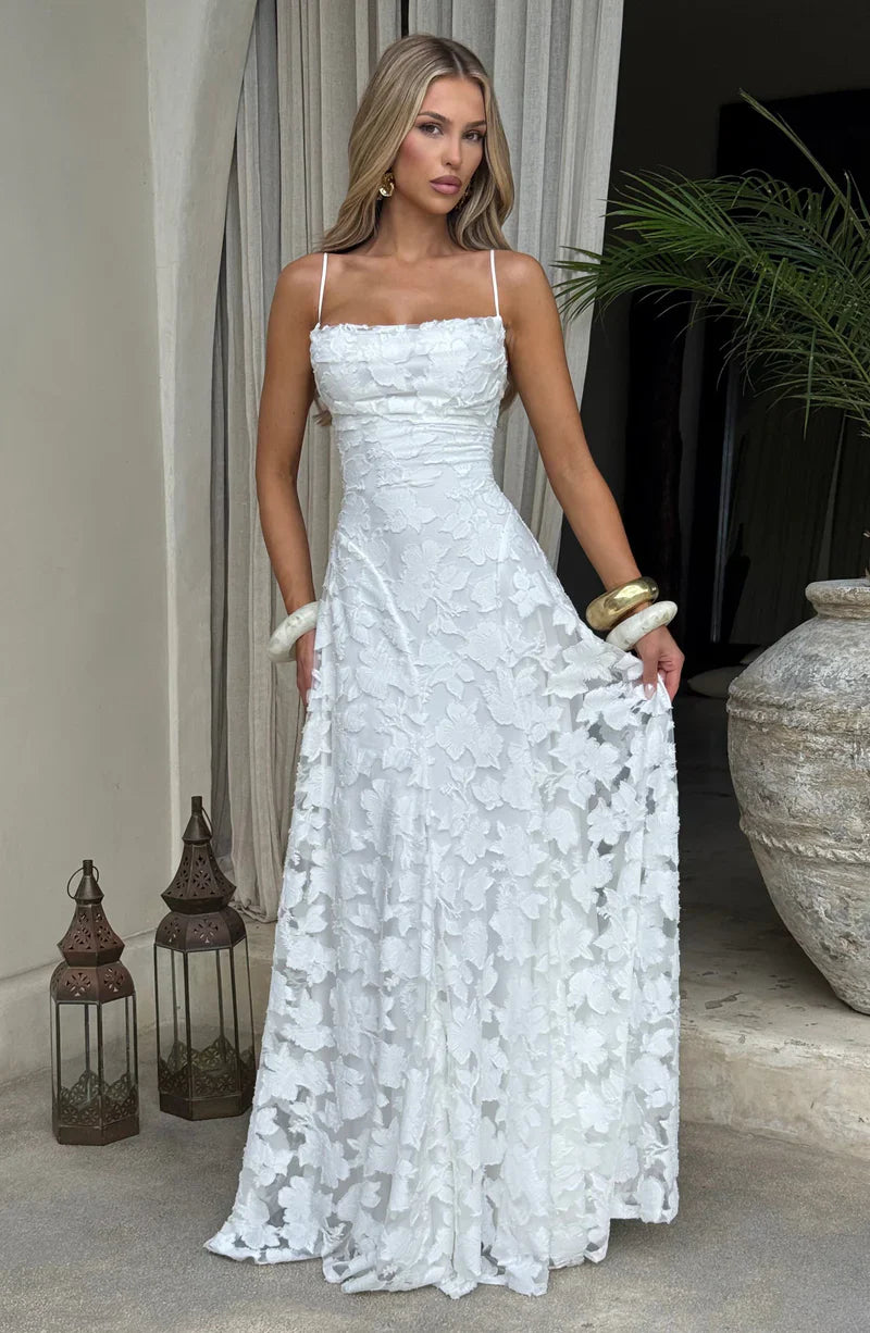 Vestido largo blanco de encaje con tirantes finos y falda con volumen