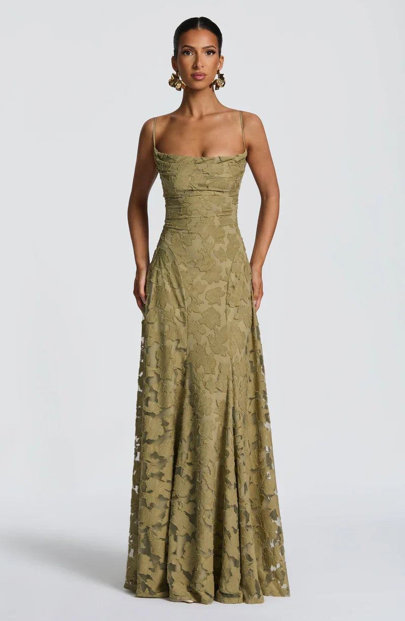 Vestido largo verde oliva de encaje con tirantes finos y silueta ajustada