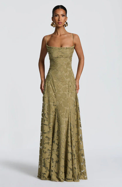 Vestido largo verde oliva de encaje con tirantes finos y silueta ajustada