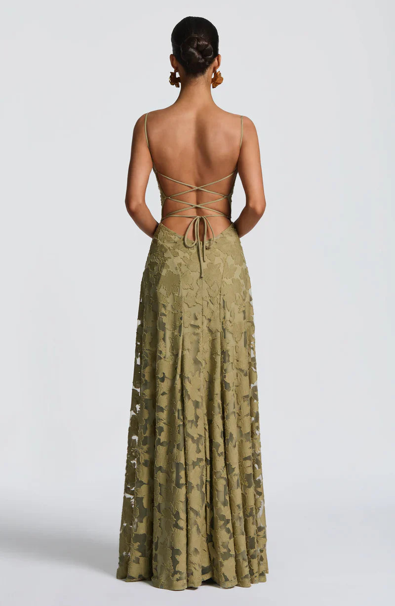 Vestido largo verde oliva con espalda descubierta y cordones en la nuca