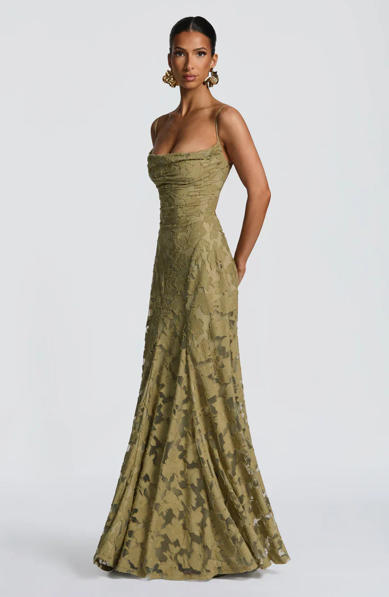 Vestido largo verde oliva de encaje con escote cuadrado y tirantes finos