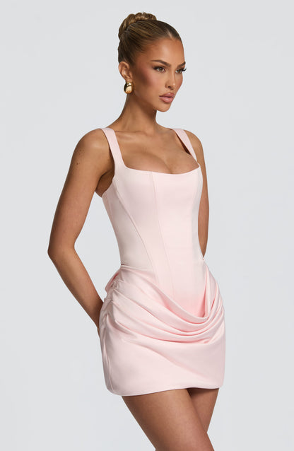Vestido corto satinado rosa claro sin mangas con drapeado fruncido y falda entallada