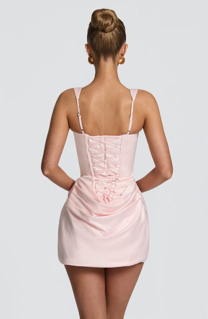 Vestido corto satinado rosa claro con corsé en la espalda y drapeado fruncido