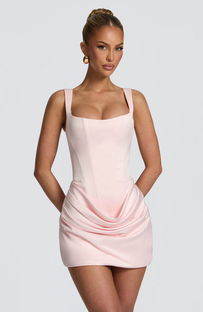 Vestido corto satinado rosa claro sin mangas con drapeado fruncido en la cintura