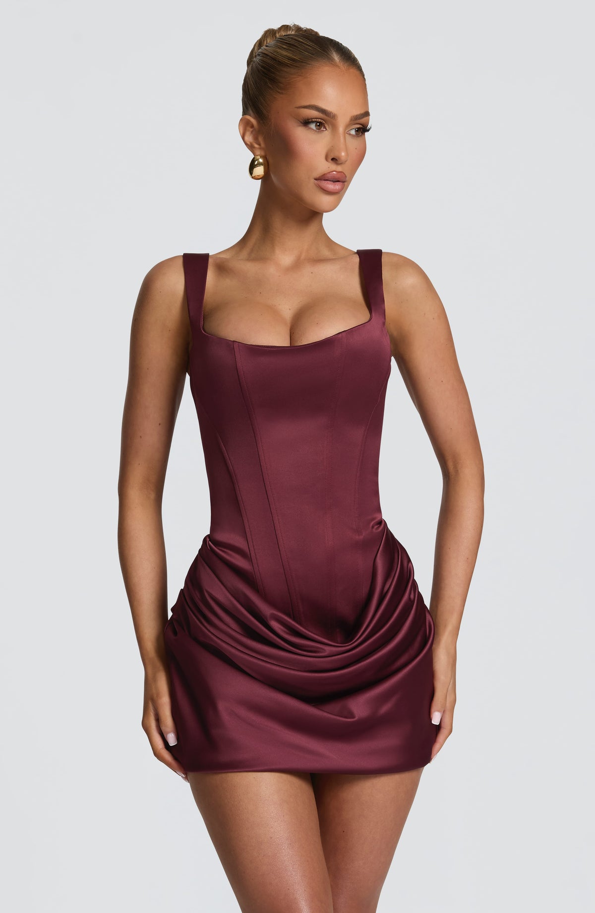 Vestido corto satinado burdeos sin mangas con escote cuadrado y drapeado fruncido