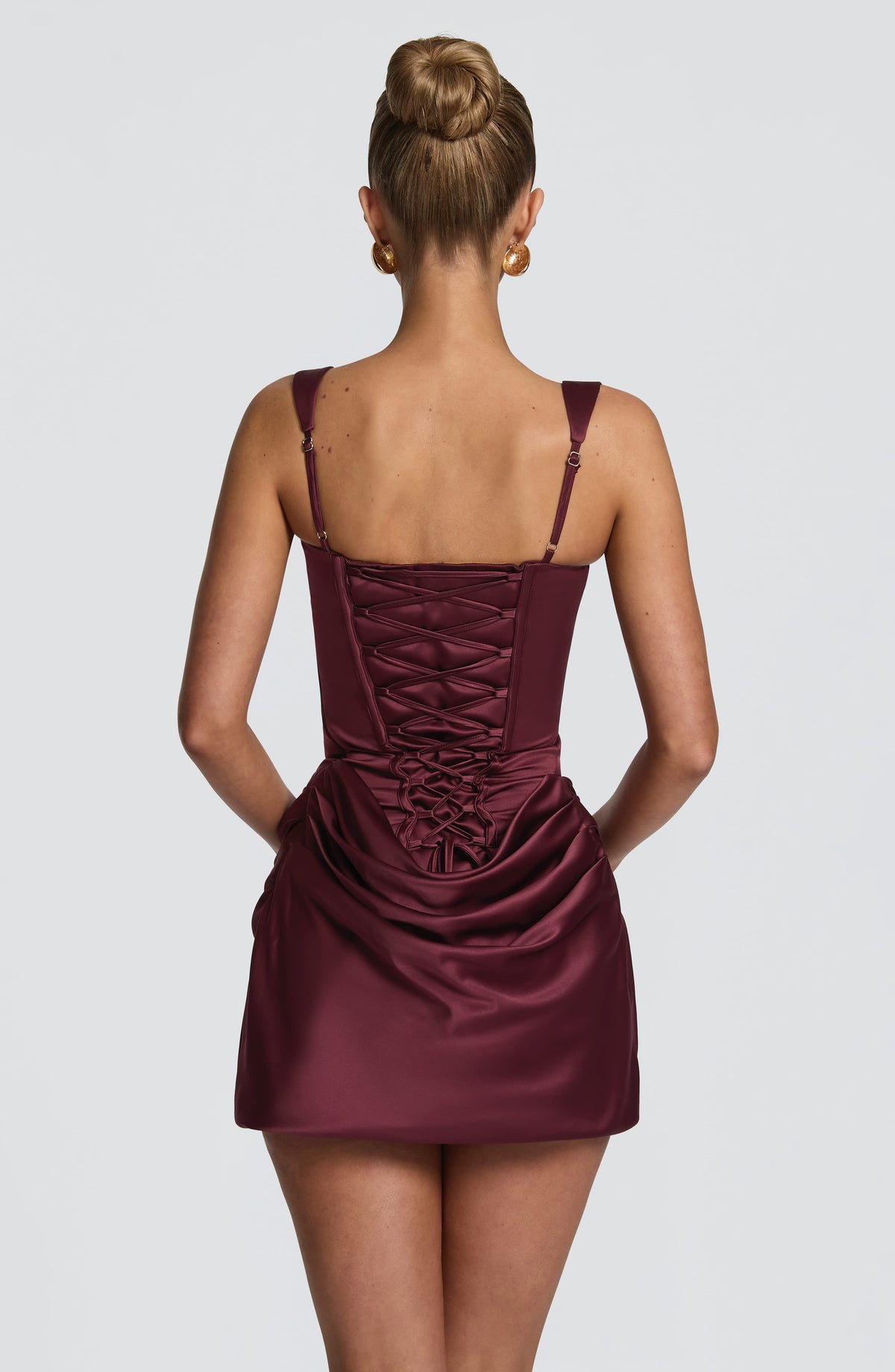 Vestido corto satinado burdeos con espalda corsé y drapeado fruncido en la falda