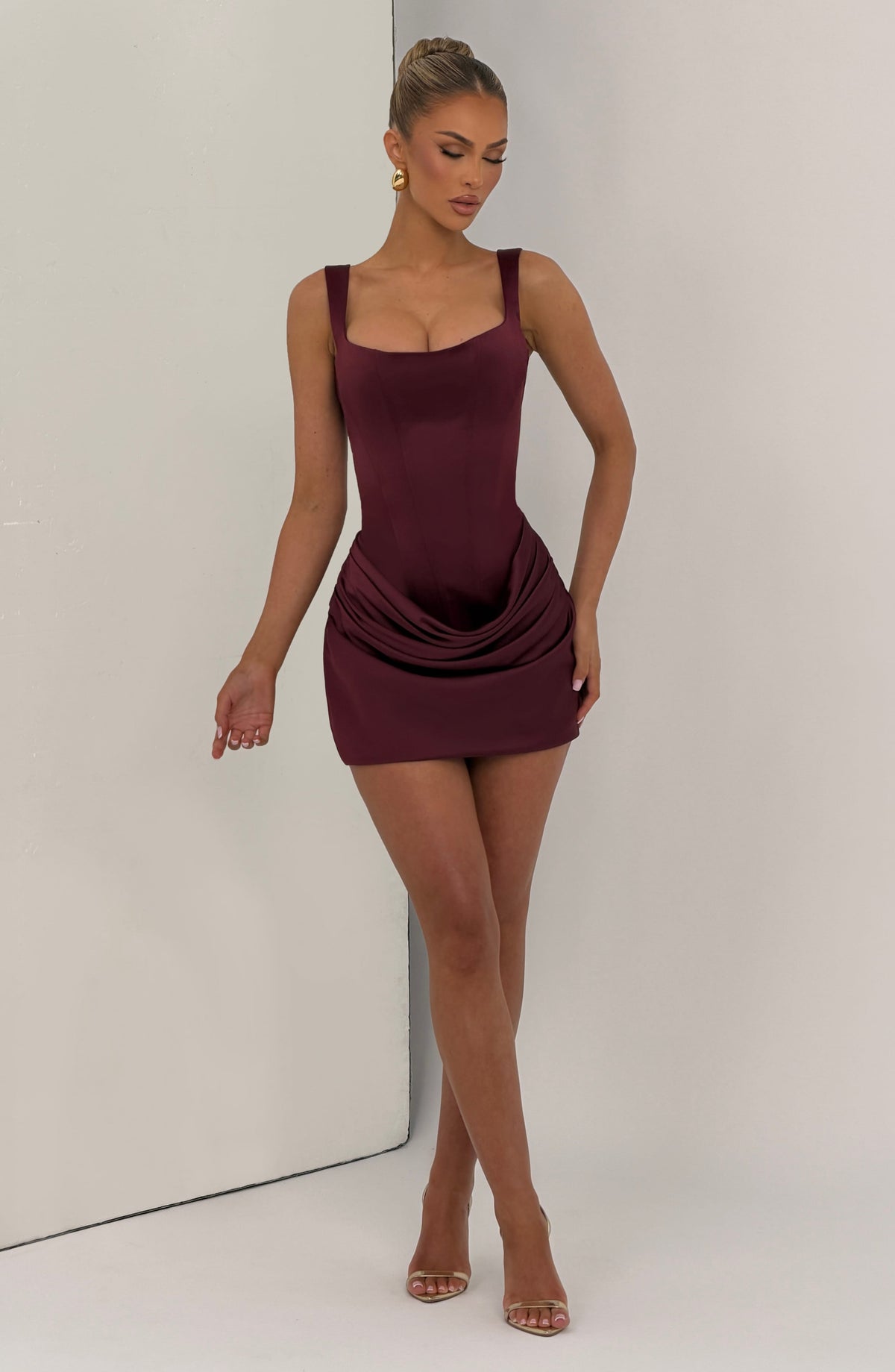 Vestido corto satinado burdeos sin mangas con drapeado fruncido y falda entallada