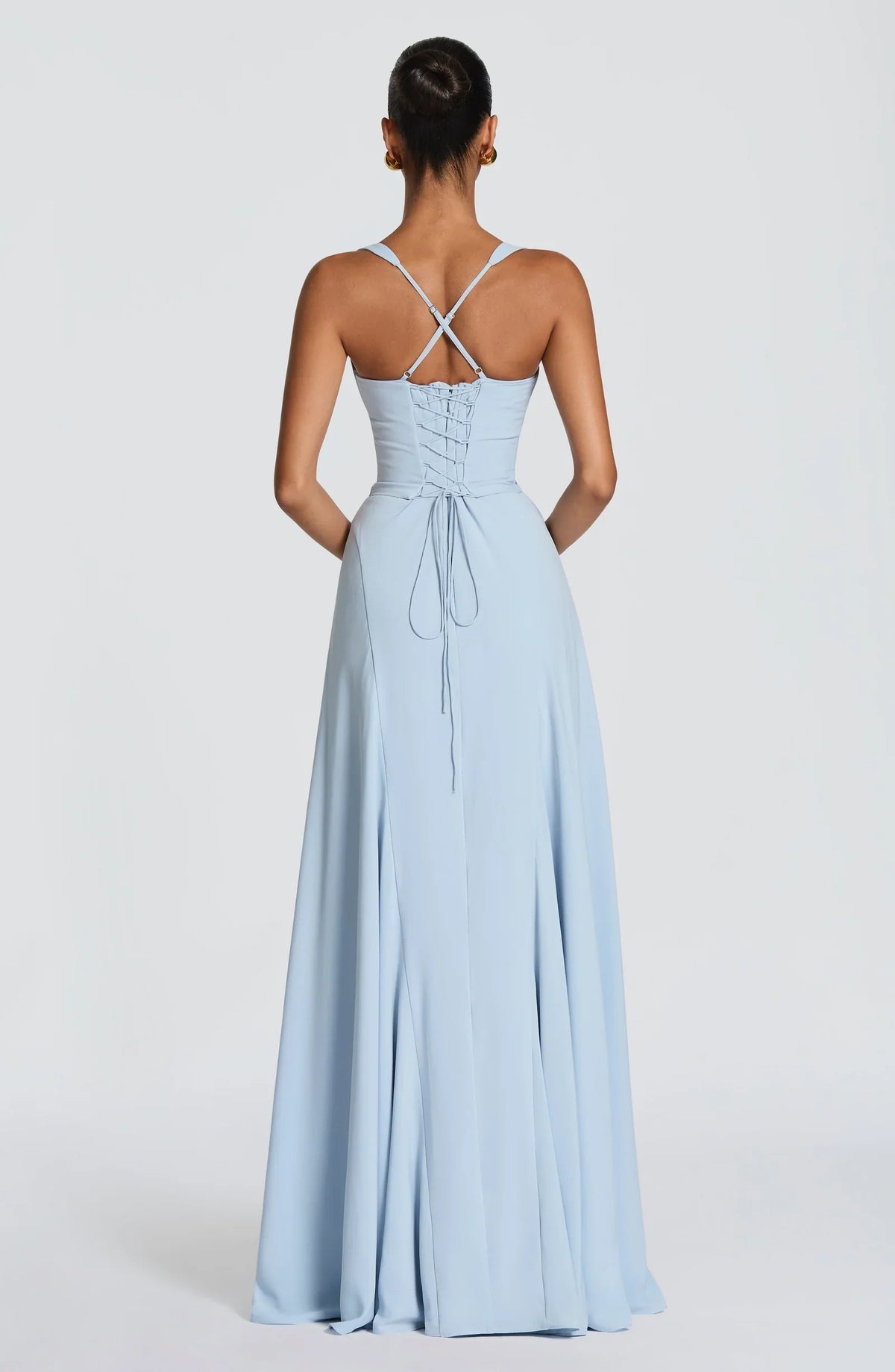 Vestido IRIS azul claro con espalda cruzada y lazo, tirantes finos y falda larga