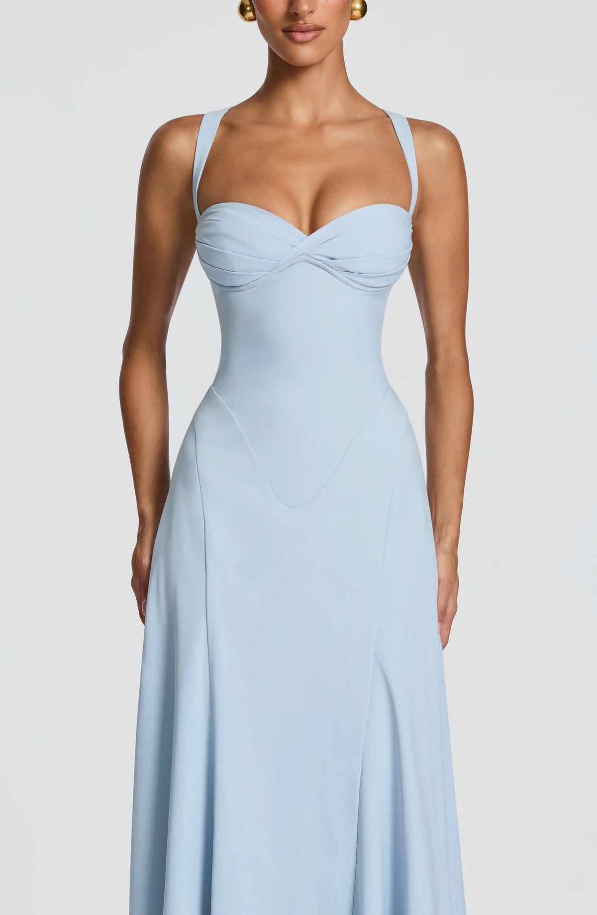 Vestido IRIS azul claro con escote corazón fruncido y tirantes finos, falda larga