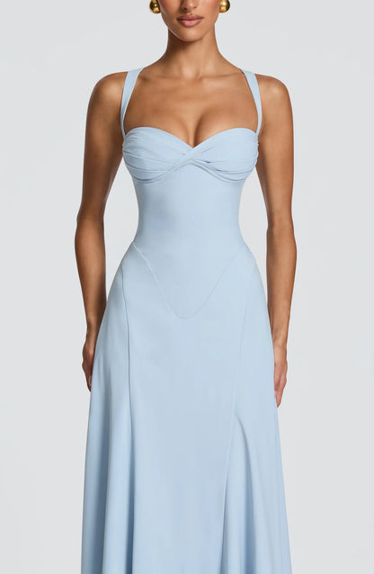 Vestido IRIS azul claro con escote corazón fruncido y tirantes finos, falda larga