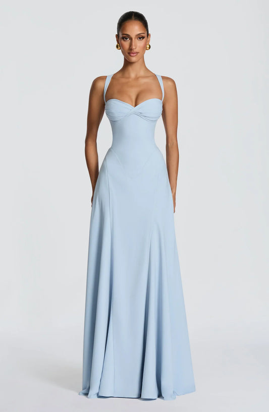 Vestido IRIS azul claro con tirantes finos y escote corazón, falda acampanada