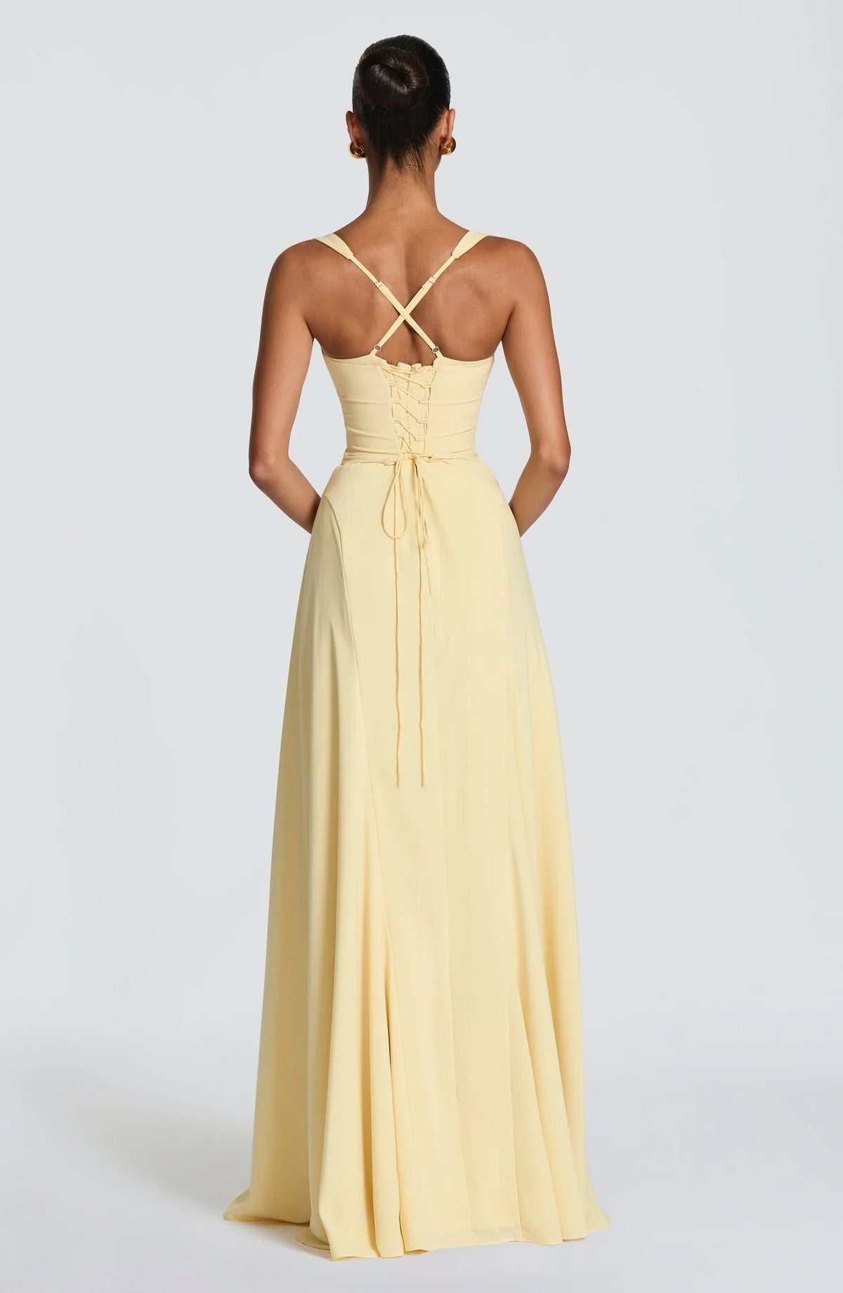 Vestido IRIS amarillo claro con espalda cruzada, lazo en la cintura y falda larga