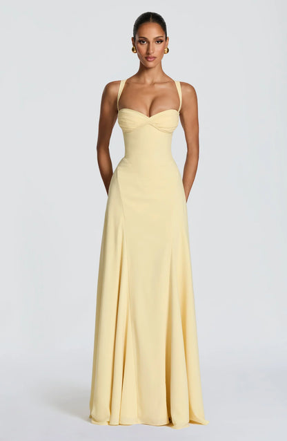 Vestido IRIS amarillo claro con escote corazón fruncido, tirantes finos y falda larga