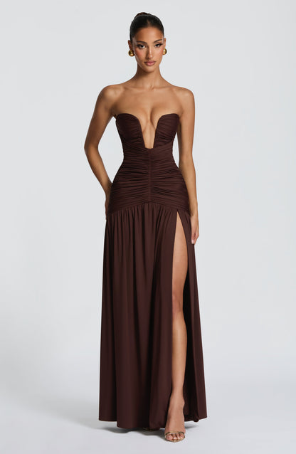 Vestido largo marrón strapless con fruncidos en el busto y falda con abertura