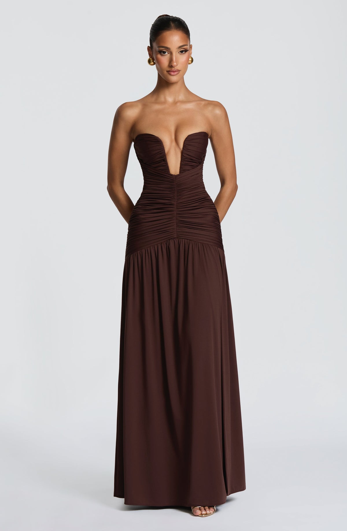 Vestido largo strapless marrón con corsé fruncido y falda drapeada con abertura