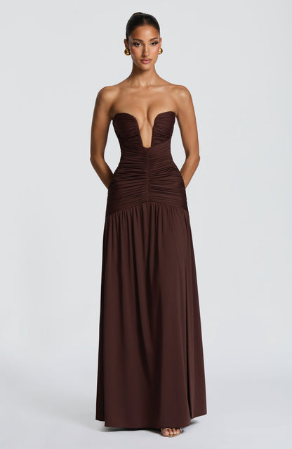 Vestido largo strapless marrón con corsé fruncido y falda drapeada con abertura