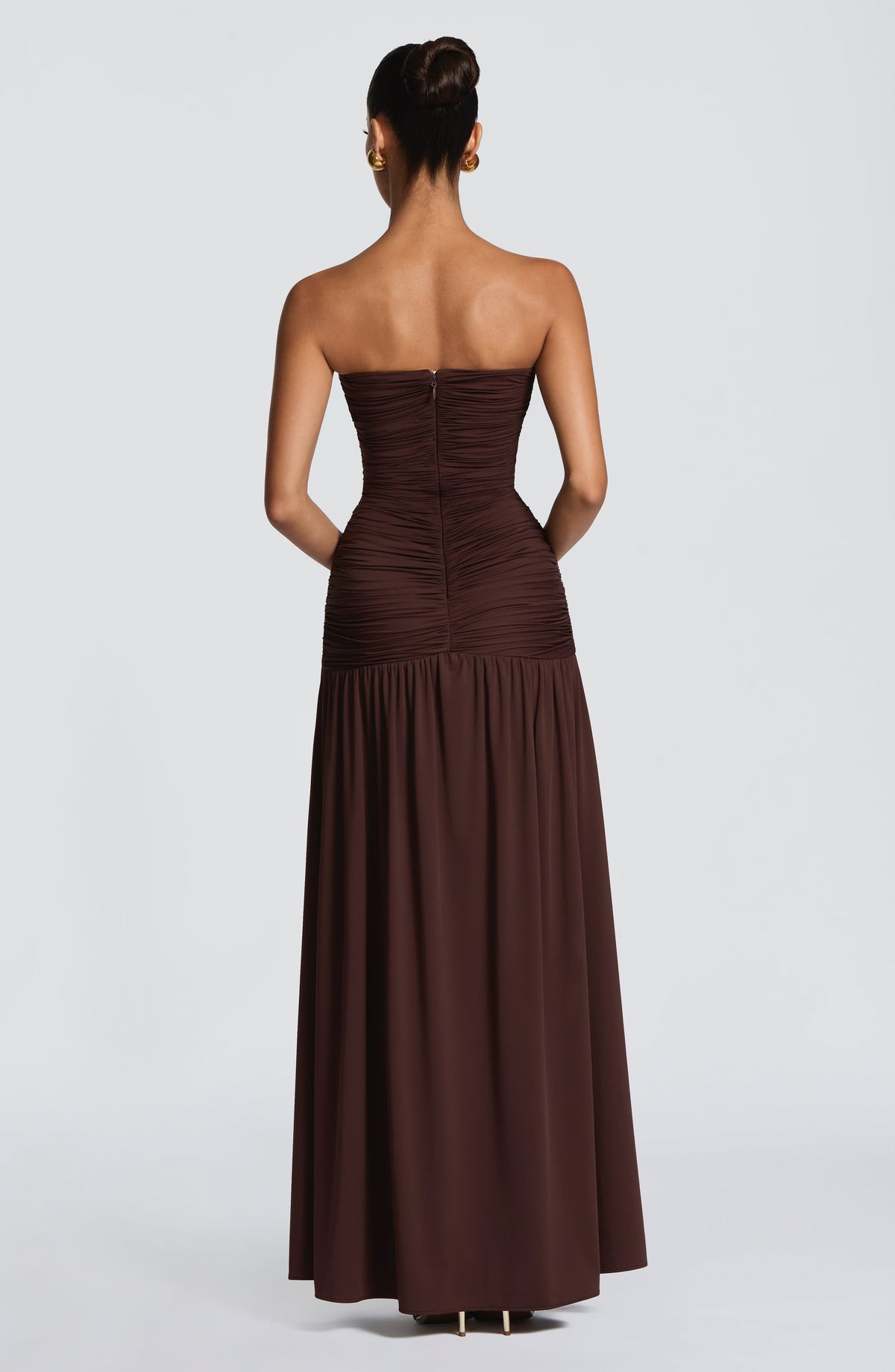 Vestido largo sin tirantes color oscuro con espalda descubierta y falda fruncida