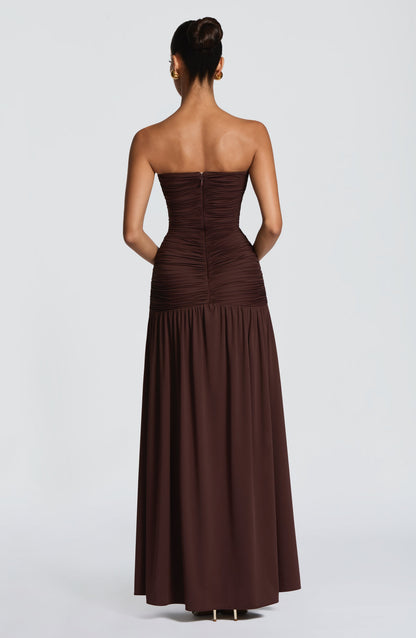 Vestido largo sin tirantes color oscuro con espalda descubierta y falda fruncida