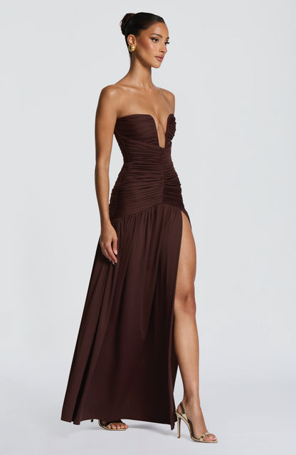 Vestido largo sin tirantes color oscuro con abertura lateral alta y falda fruncida