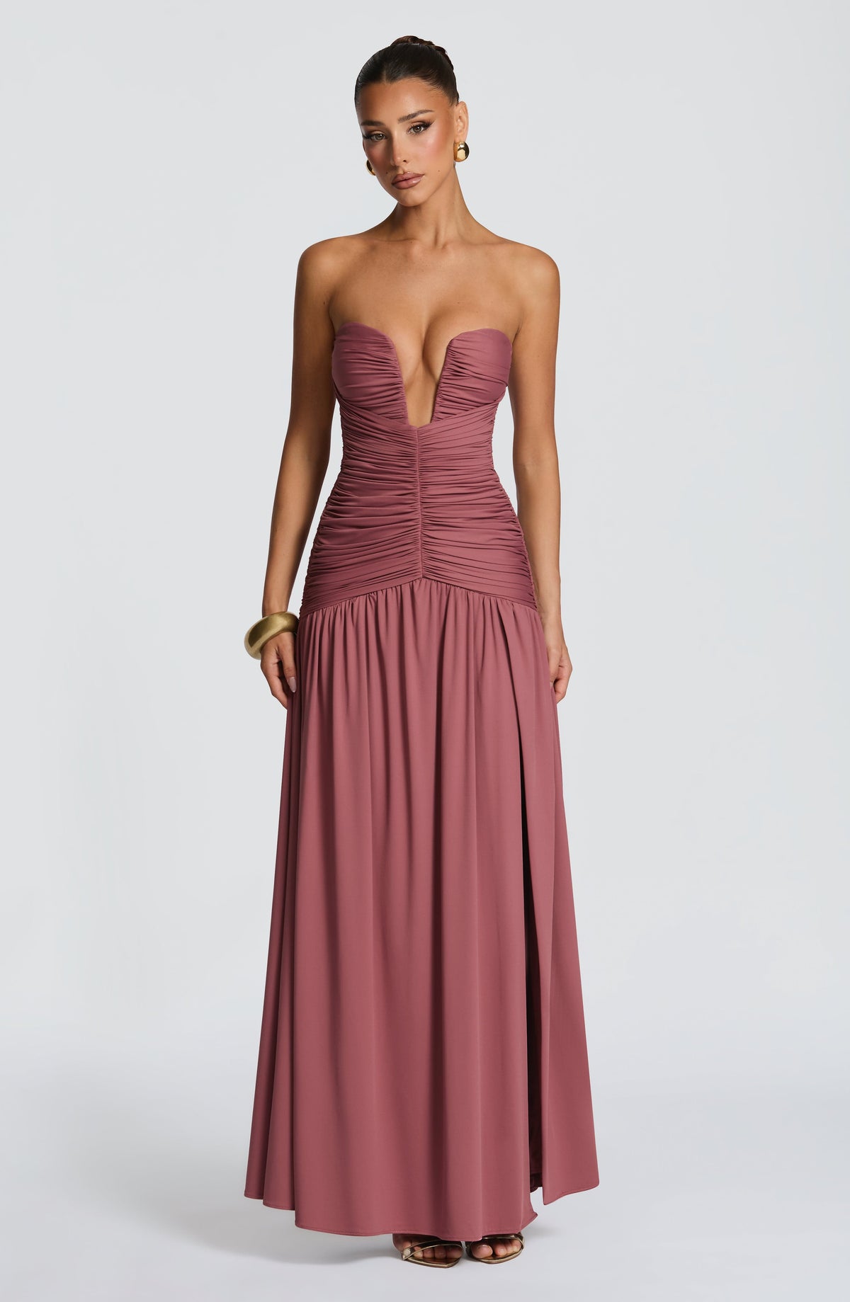 Vestido largo sin tirantes color marrón rosado con frunce en la cintura y abertura en la pierna