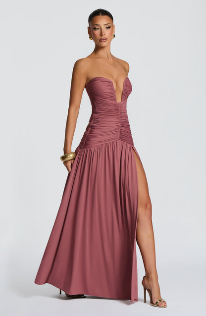 Vestido largo sin tirantes color marrón rosado con frunce y falda amplia con abertura
