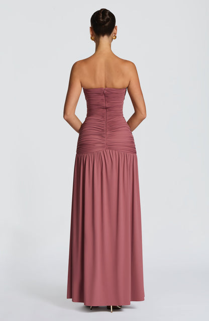 Vestido largo sin tirantes color marrón rosado, espalda descubierta y falda fruncida
