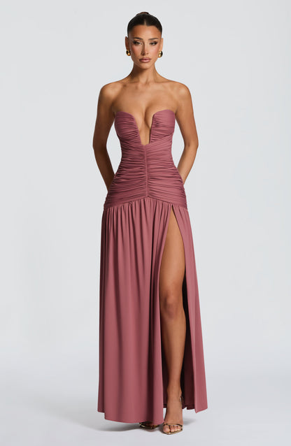 Vestido largo sin tirantes color marrón rosado con drapeado en el busto y abertura lateral