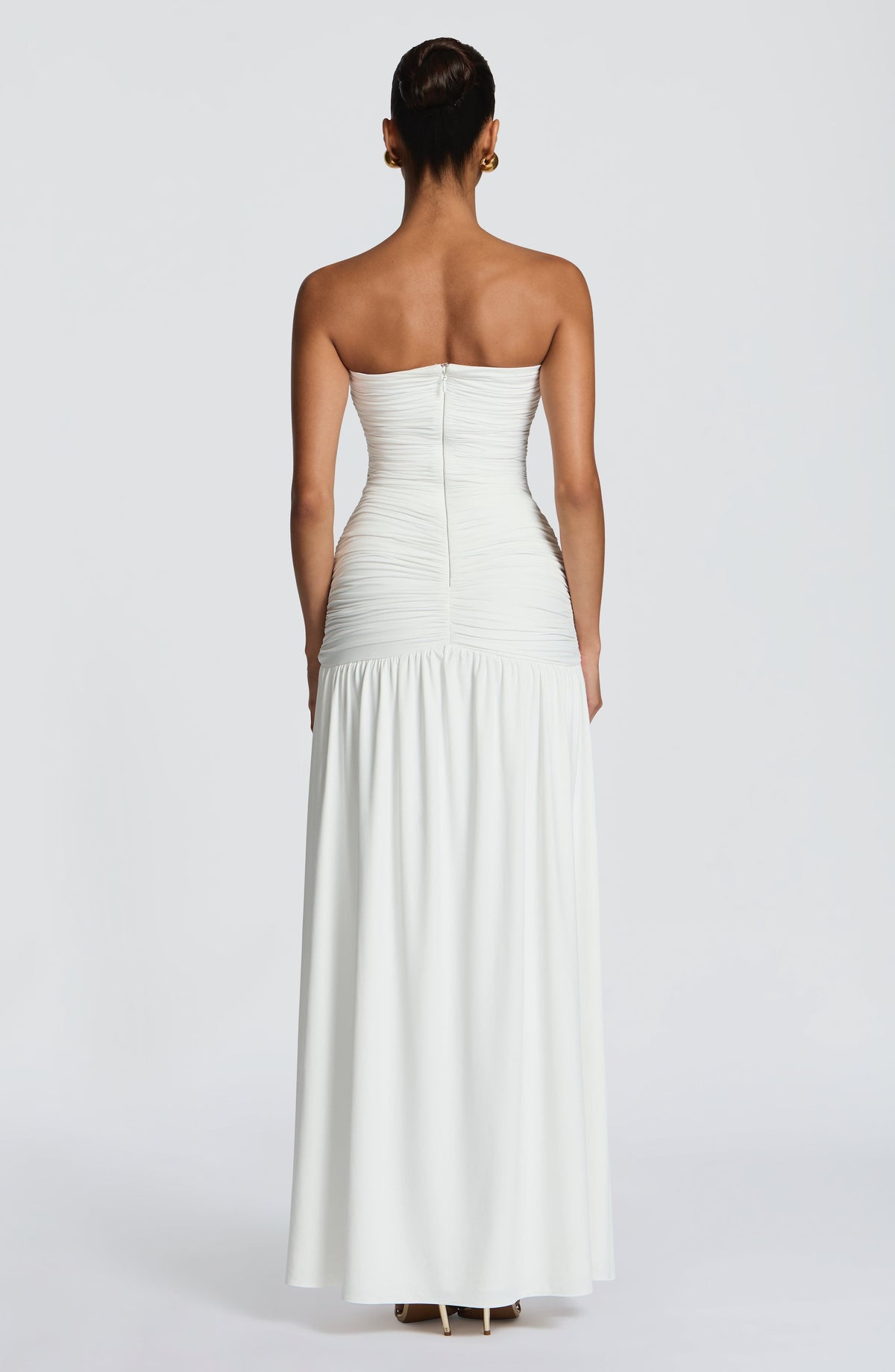 Vestido largo blanco con espalda descubierta y falda amplia estilo gasa con frunce