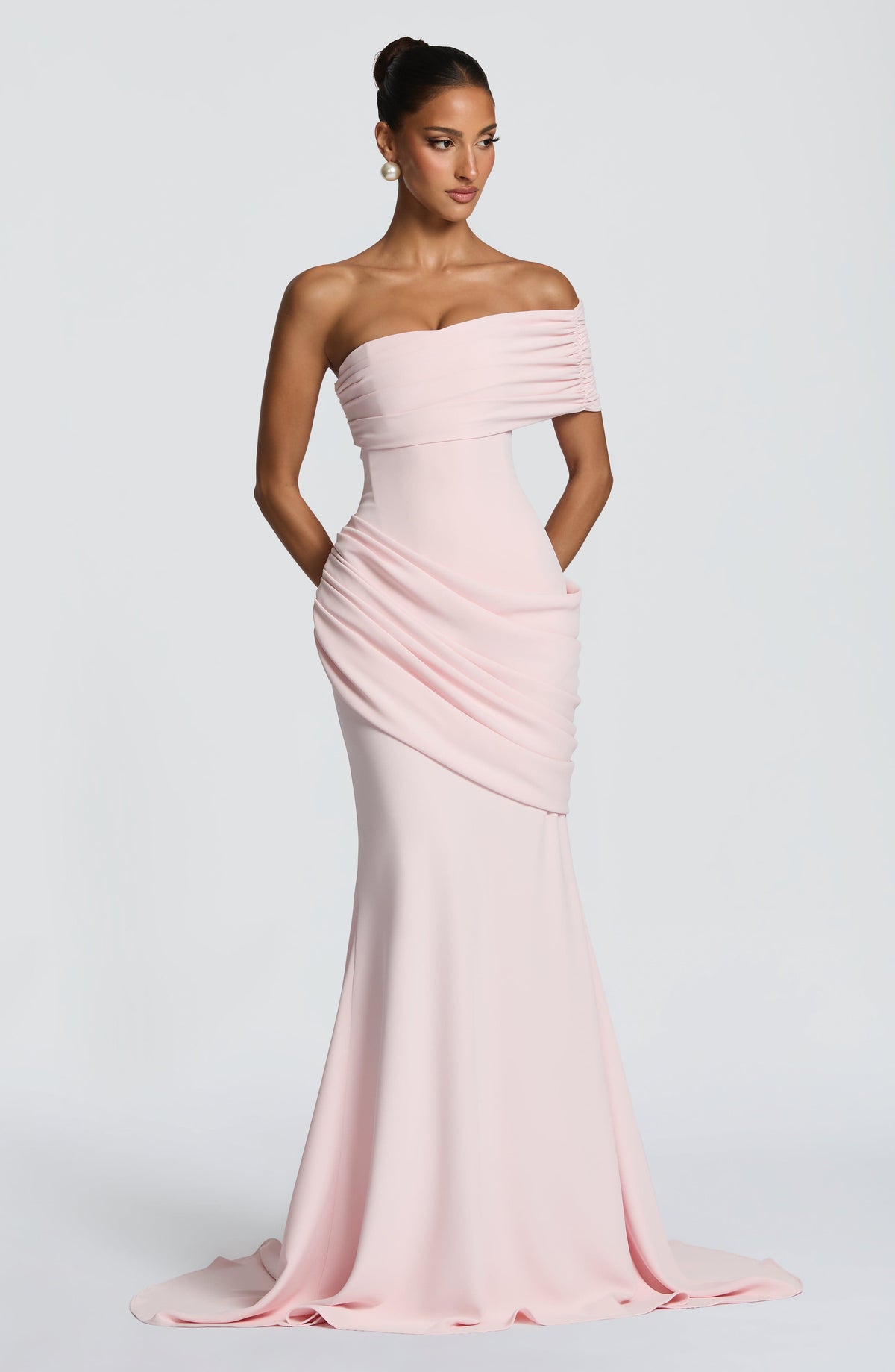 Vestido largo rosa palo, escote off-shoulder con frunces y cola