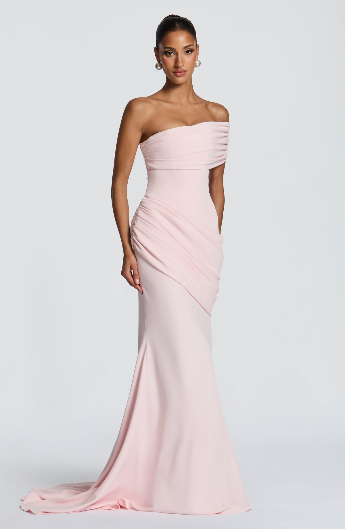 Vestido largo rosa palo, escote asimétrico con frunces y drapeado diagonal