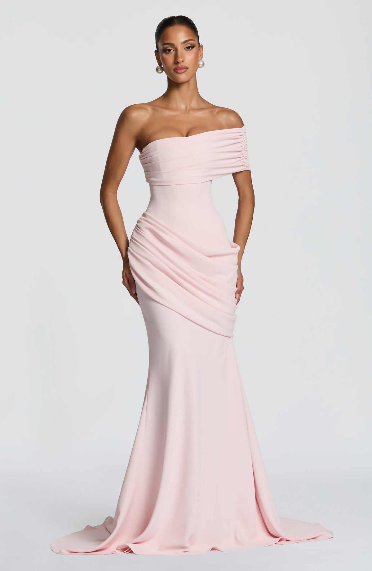 Vestido largo rosa palo, hombros descubiertos, frunces en la parte superior