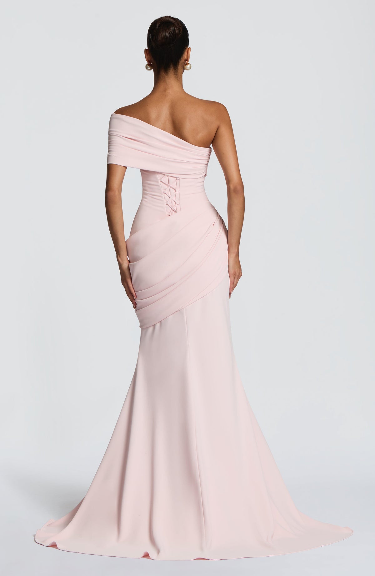 Vestido largo rosa palo con hombros descubiertos, drapeado lateral y espalda