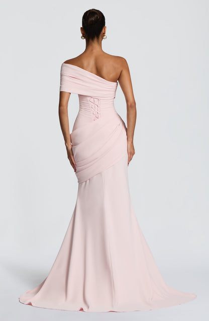 Vestido largo rosa palo con hombros descubiertos, drapeado lateral y espalda