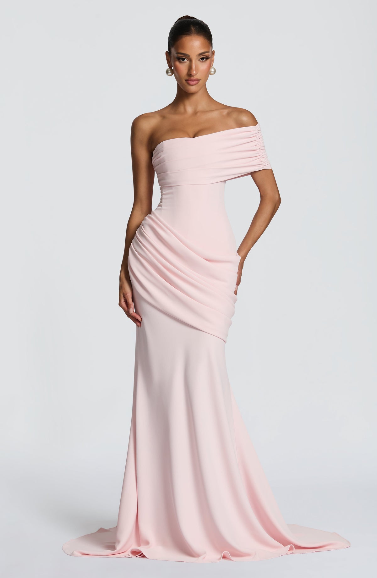Vestido largo rosa palo sin tirantes, drapeado en cintura y falda sirena