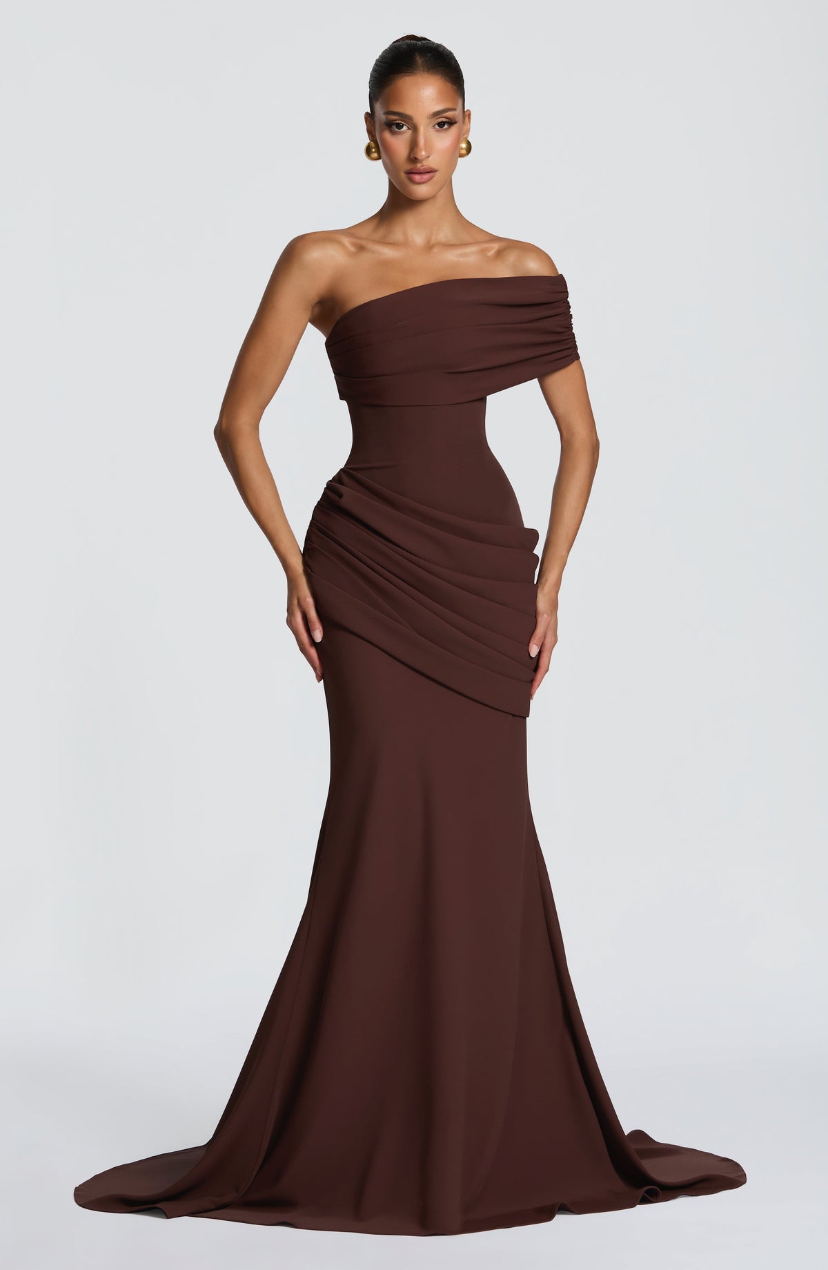Vestido con escote recto sin tirantes y drapeado lateral, falda sirena granate