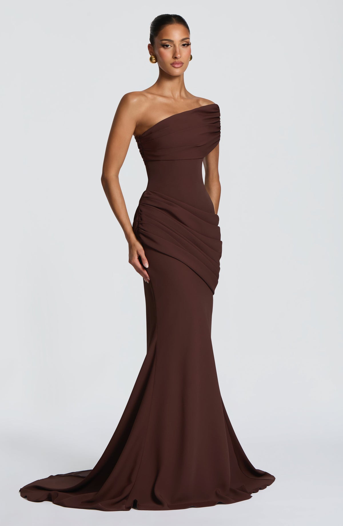 Vestido palabra de honor con fruncidos y drapeado, falda sirena granate