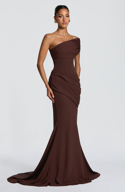 Vestido palabra de honor con fruncidos y drapeado, falda sirena granate