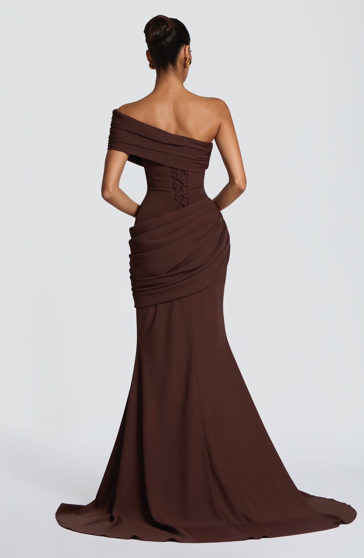 Vestido con tirantes caídos, espalda drapeada y falda sirena granate