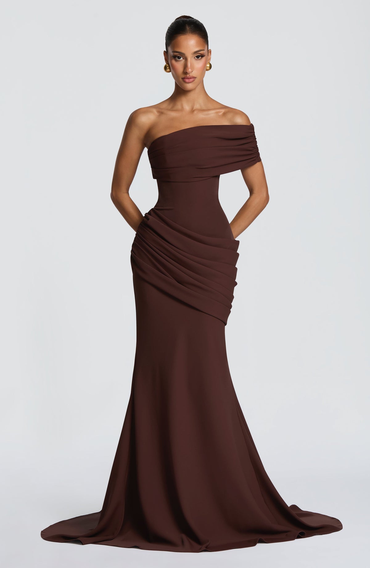 Vestido ASIA con escote palabra de honor y drapeado lateral, falda sirena granate