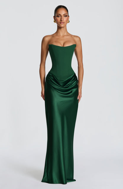 Vestido largo verde esmeralda sin tirantes con escote bandeau y drapeado frontal en la cintura