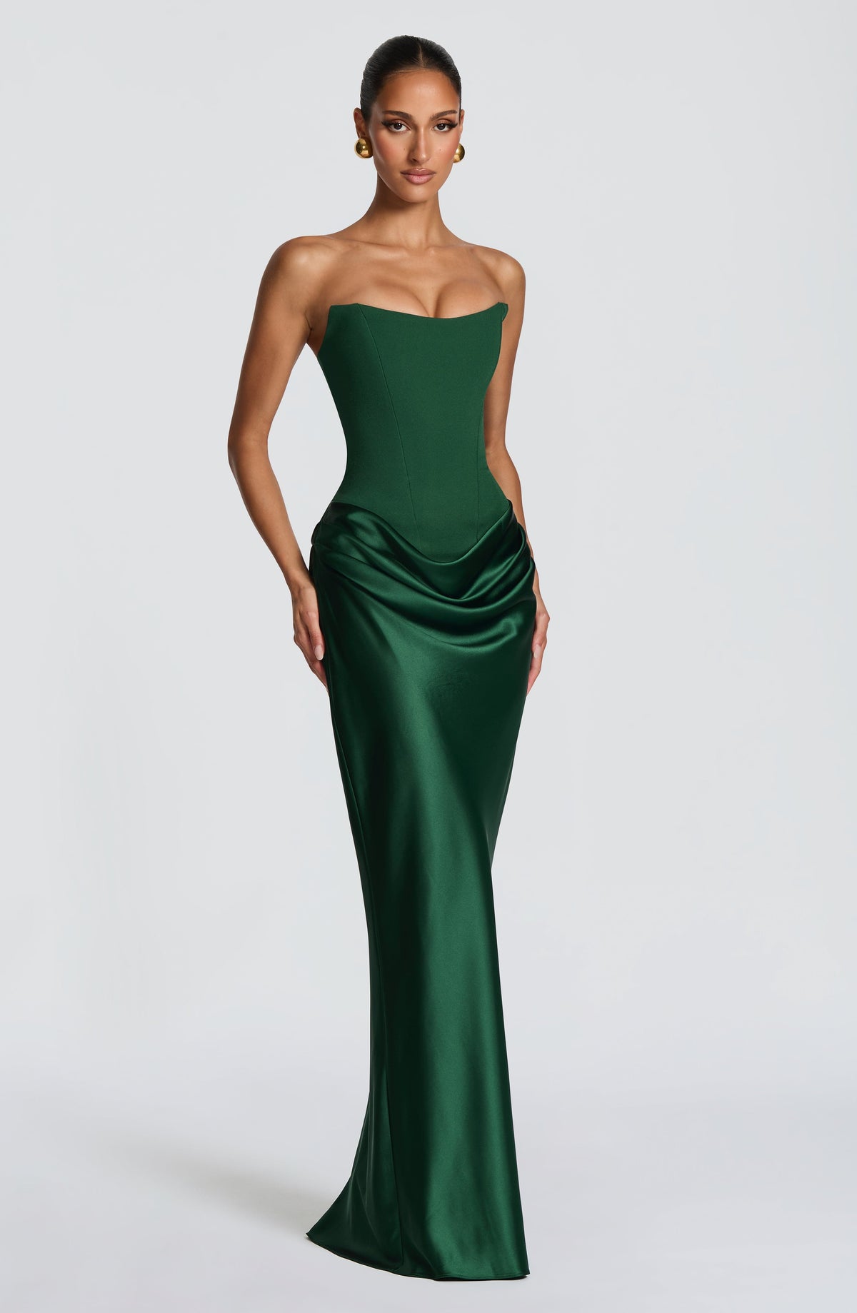 Vestido largo verde esmeralda sin tirantes con drapeado en la falda y silueta entallada